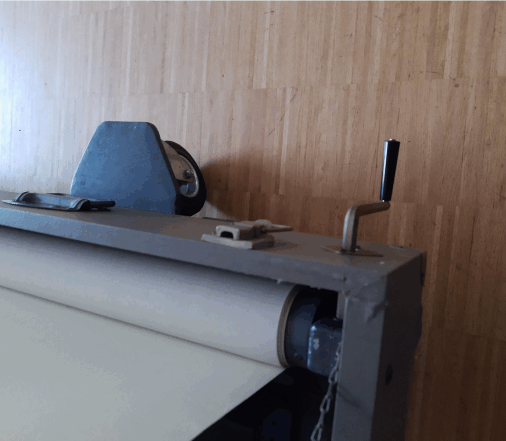 Screenshot 2025 09 02 at 23 18 58 Motor Leinwand Business AV Loesung Aus Alt Mach Neu Die Leinwandmontage