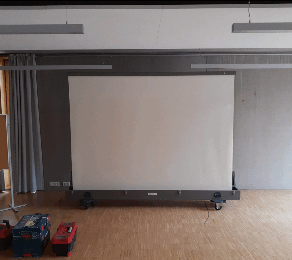 Screenshot 2025 09 02 at 23 19 33 Motor Leinwand Business AV Loesung Aus Alt Mach Neu Die Leinwandmontage