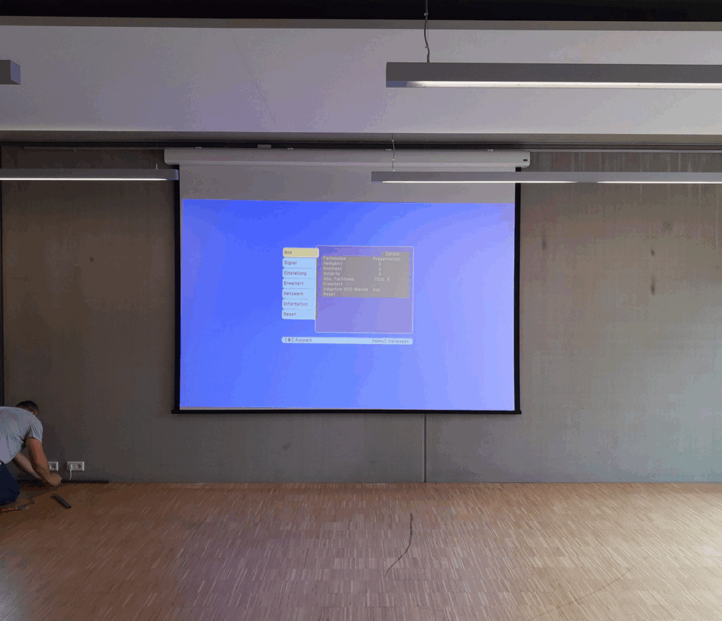 Screenshot 2025 09 02 at 23 42 24 Motor Leinwand Business AV Loesung Aus Alt Mach Neu Die Leinwandmontage