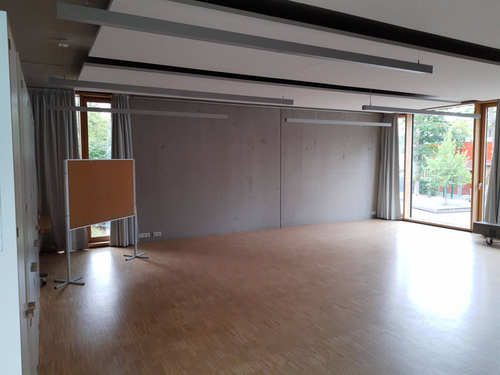 leinwandmontage leerer raum vor montage
