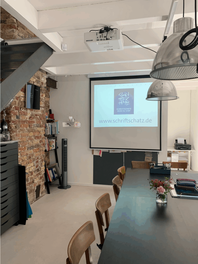 Screenshot 2025 09 02 at 22 39 18 Schulungsraum mit Beamer Beamer und Leinwand Fachhandel