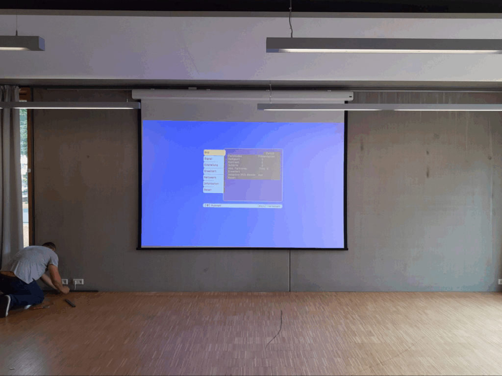 Screenshot 2025 09 09 at 19 53 48 Leinwand Business AV Loesung Aus Alt Mach Neu 3 Meter Leinwand Im Medienraum