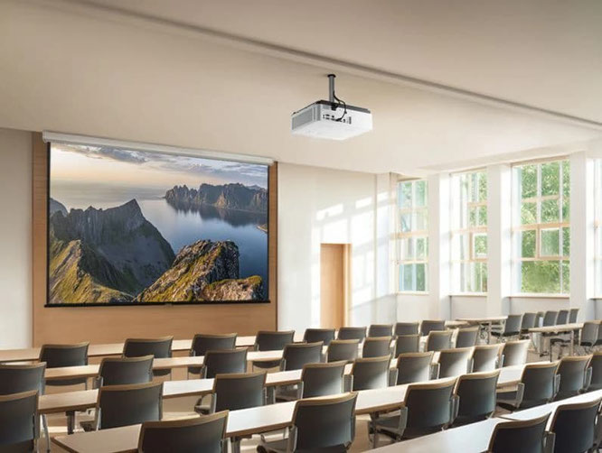 Beamer im Konferenzraum