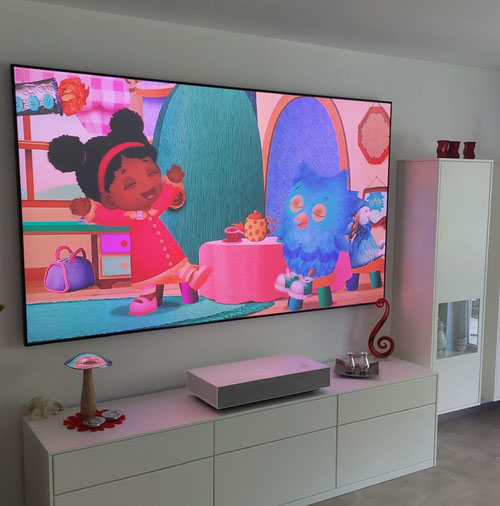 kurzdistanz beamer im wohnzimmer als heimkino