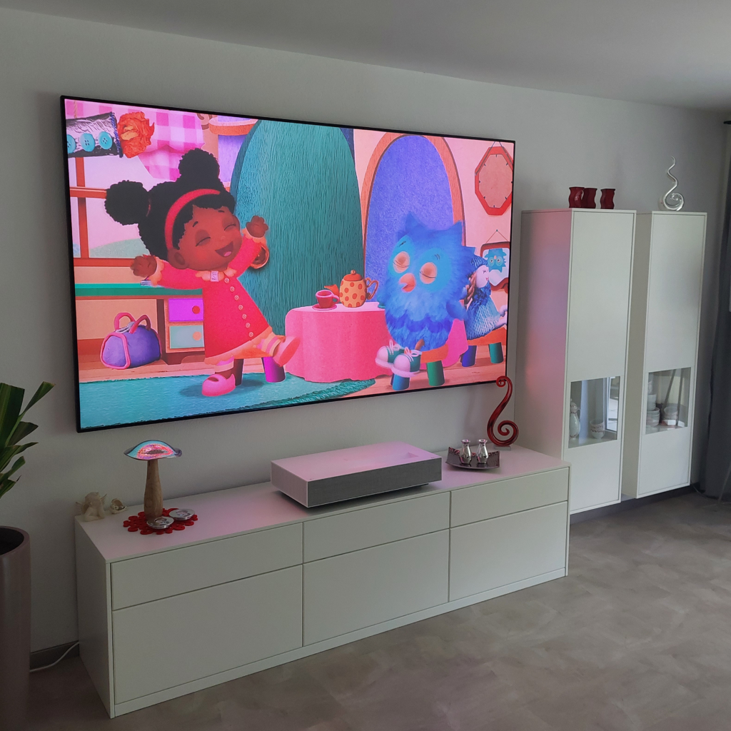 Laser TV im Wohnzimmer mit CLR-Kontrastleinwand